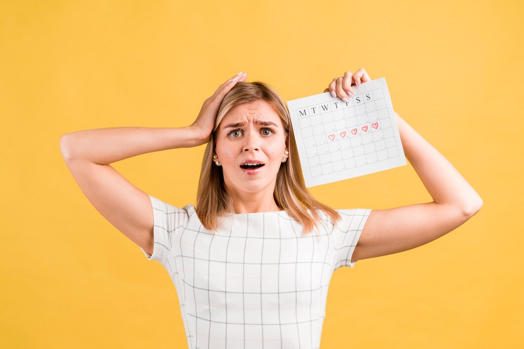 woman putting her hands her head period calendar 23 2148381543 بهترین قرص تسکین درد پریود | راهنمای کامل و علمی مدبی